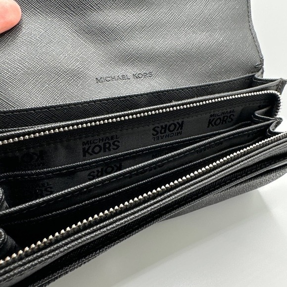 MICHAEL KORS Black Signature Wallet - Picture 9 of 10